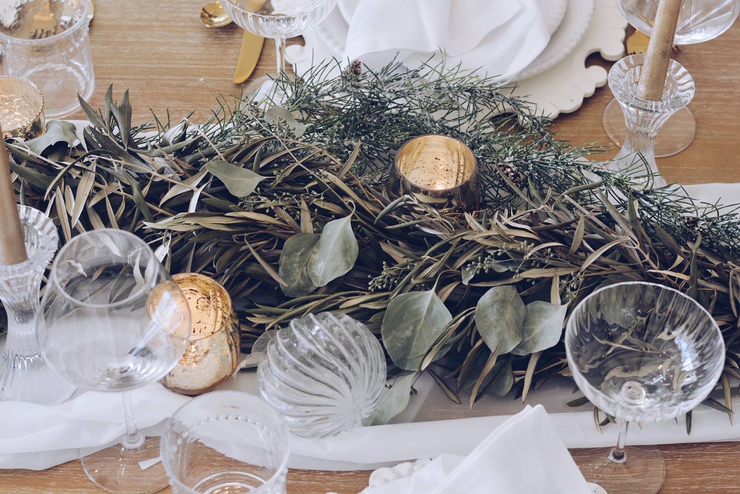 How To Create A Simple Christmas Tablescape - The Pink Dream