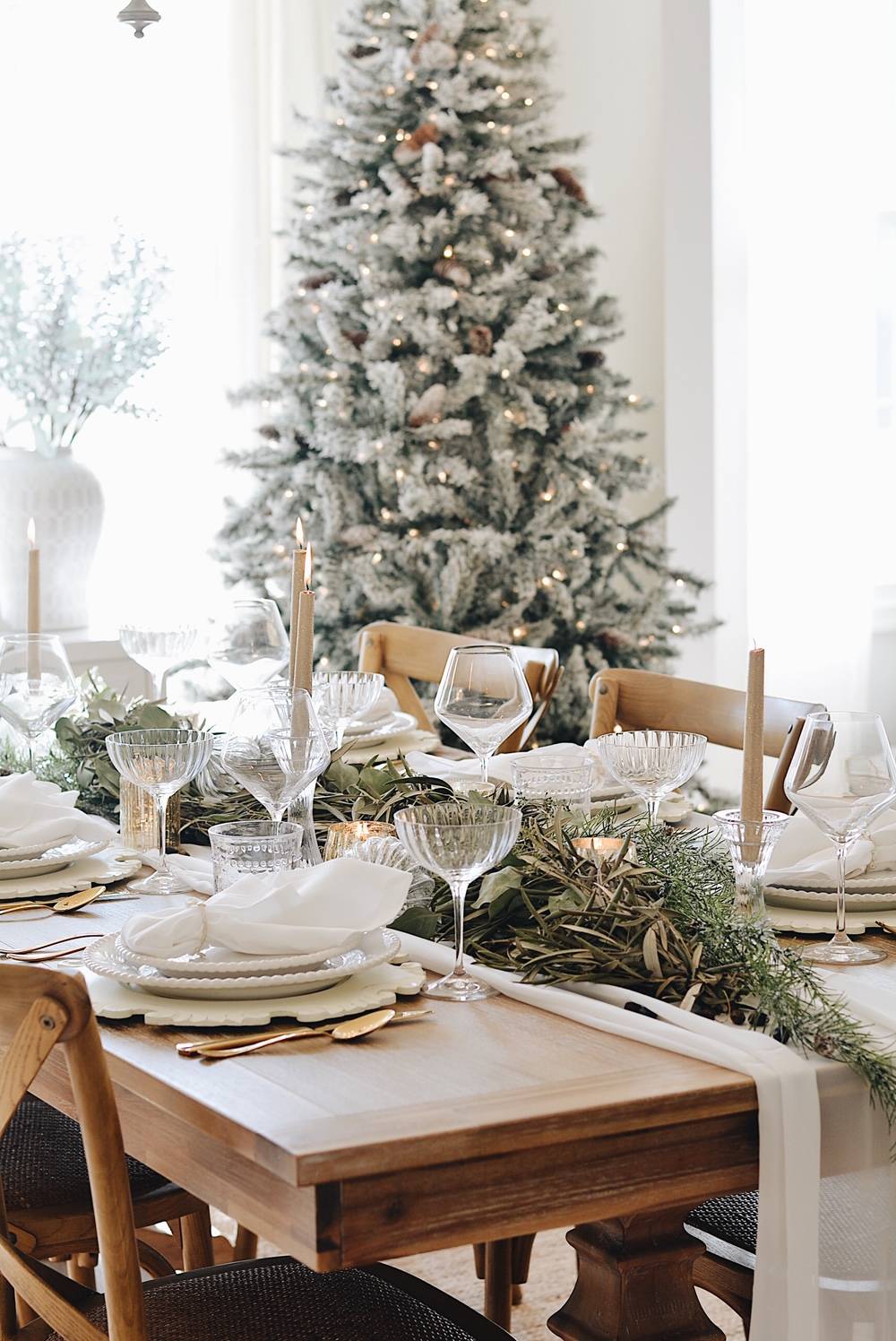 How To Create A Simple Christmas Tablescape - The Pink Dream